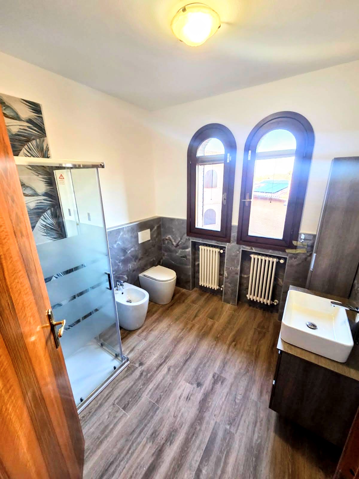 ampio bagno doppia finestra ristrutturato
