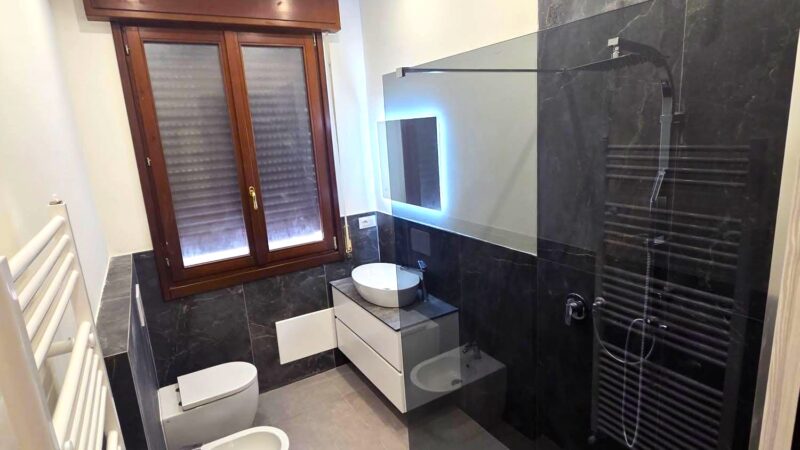 bagno ristrutturato bologna con box doccia vetro trasparente